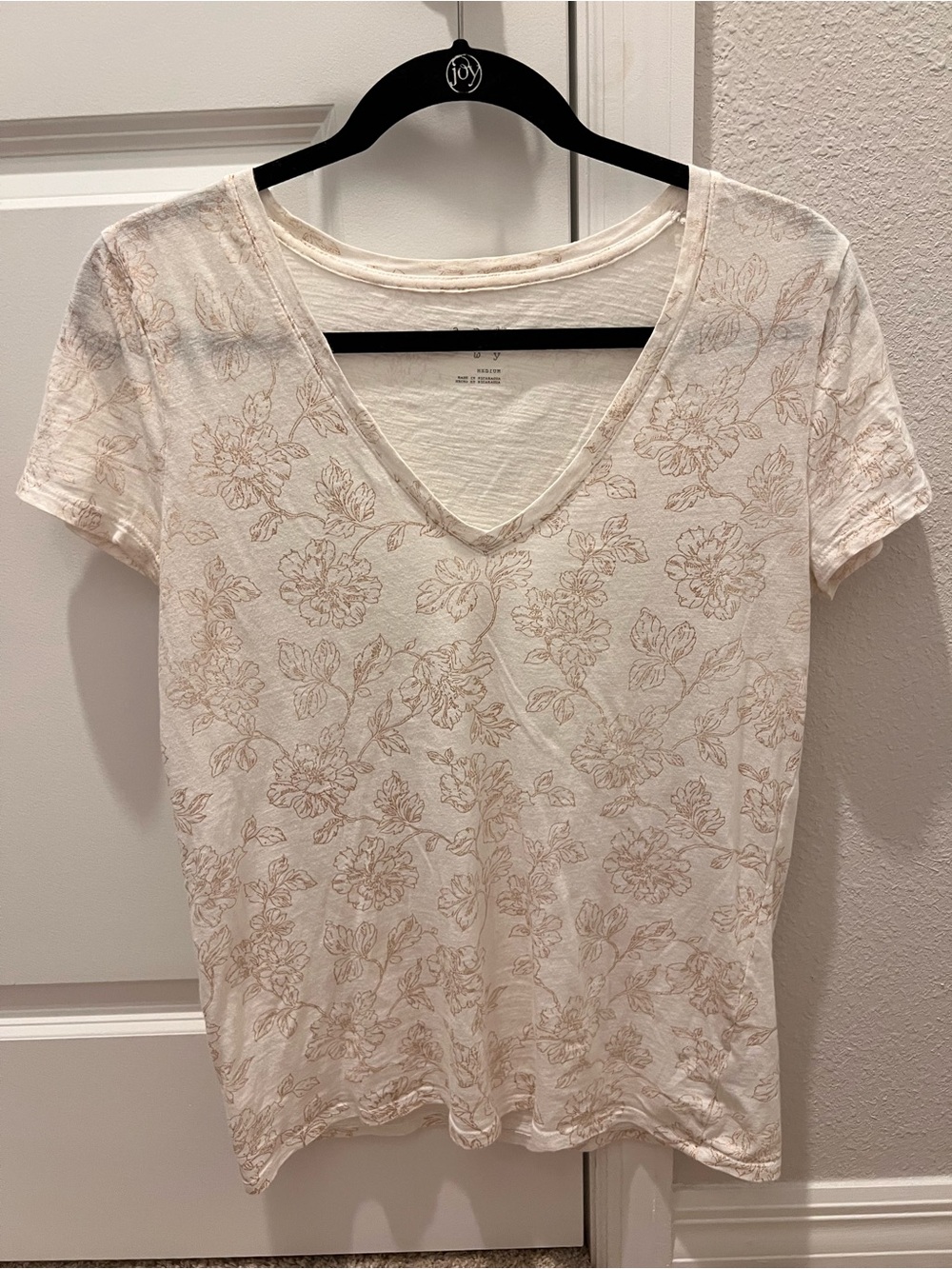 A New Day Medium Ivory Metallic Floral V-Neck T-Shirt - Size Medium